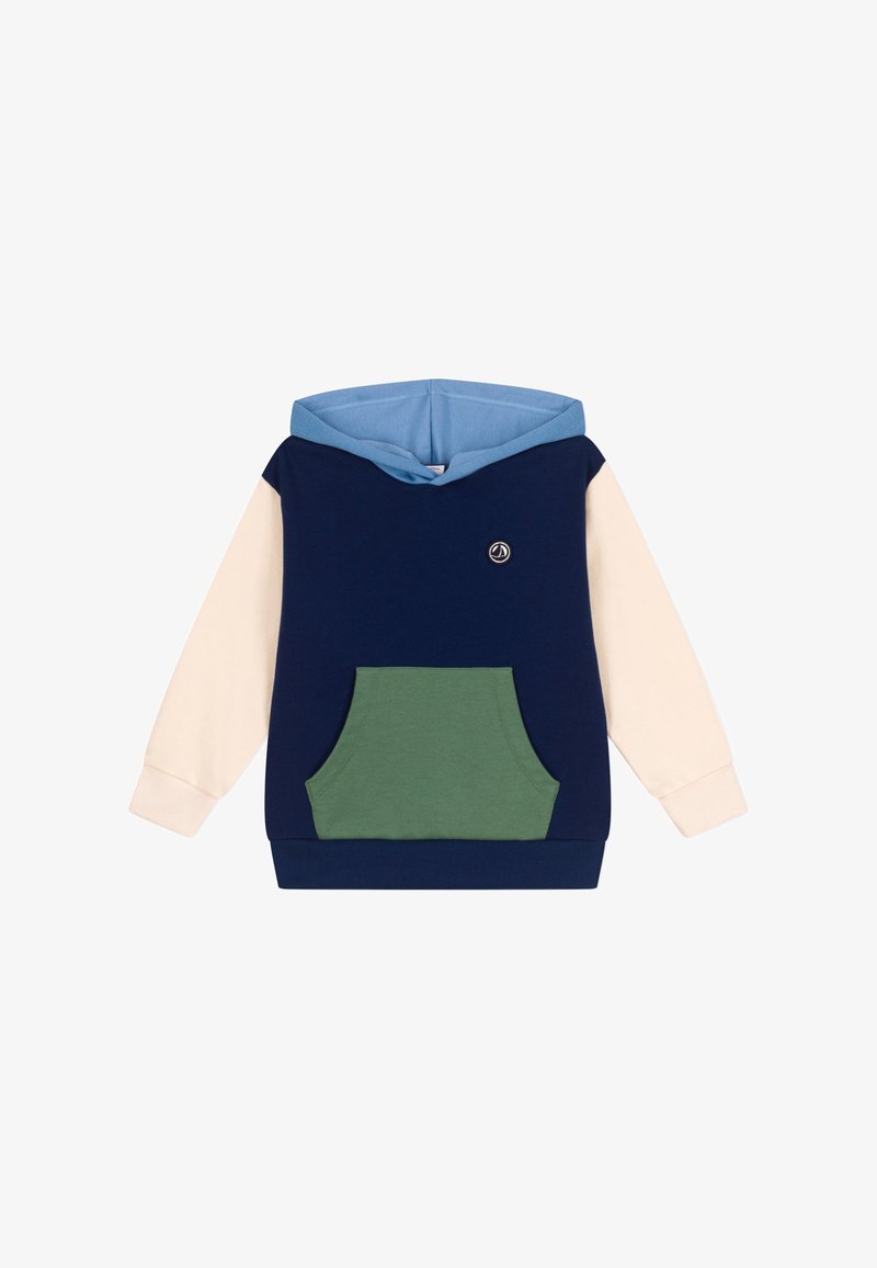 Sweat à capuche avec manches longues crème, corps bleu marine, doublure de la capuche bleu clair et poche avant verte avec petit logo rond sur la poitrine.