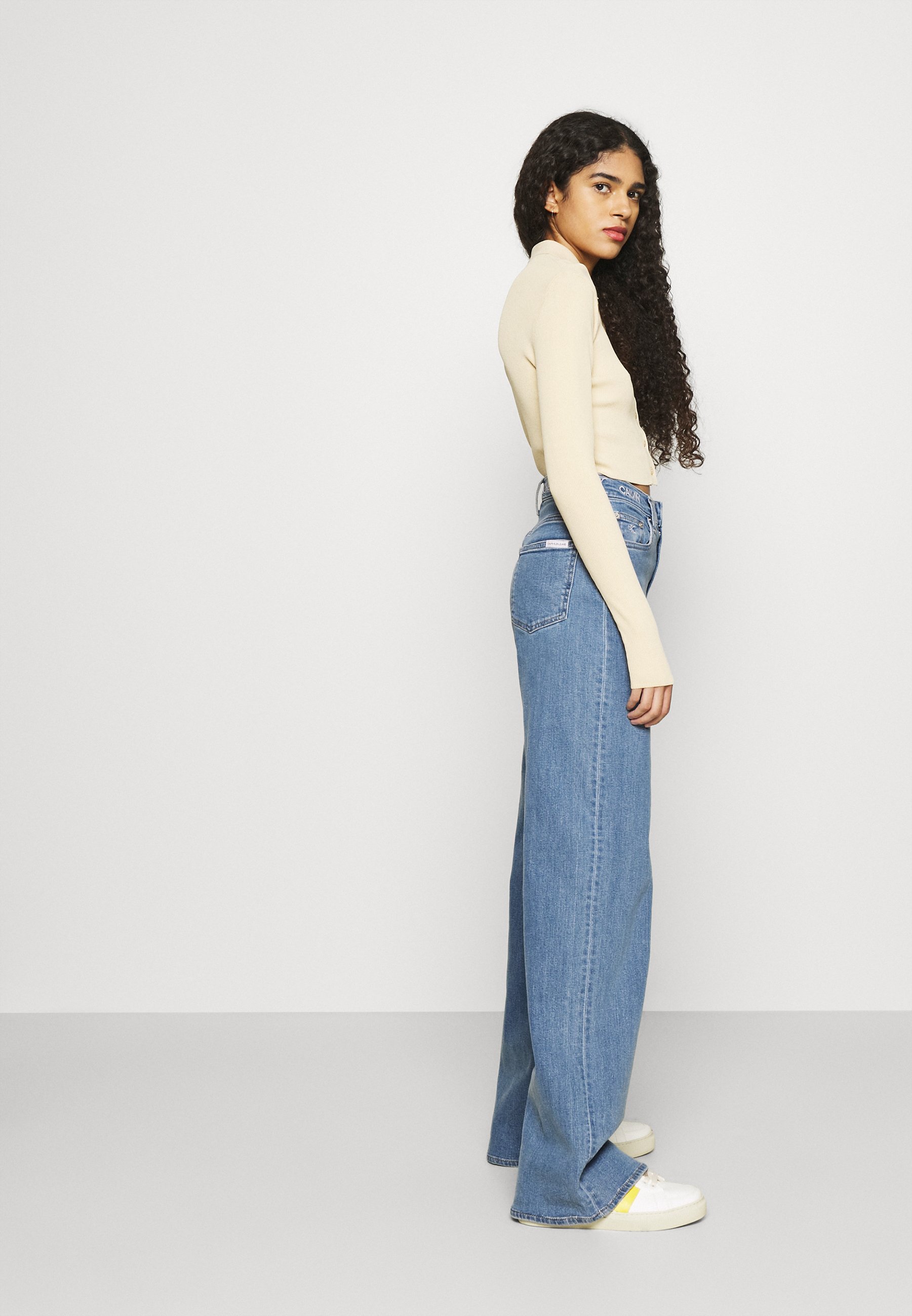 Calvin Klein Jeans WIDE LEG - Platėjantys džinsai - denim medium/mėlynų  džinsų - Zalando.lt