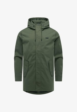 Manteau long vert imperméable avec capuche, fermeture éclair avant, boutons-pression, deux poches et cordons de serrage ajustables à la capuche.