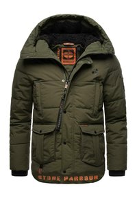 Olivgrön vadderad jacka med en foder av päls på huvan. Har dragkedja och tryckknappar, två framfickor och "STONE HARBOUR" tryckt i orange.