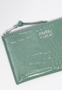 Borsa a pochette in vernice verde con texture a coccodrillo, dotata di chiusura a zip silver e logo "BIMBA Y LOLA" in rilievo sul fronte.