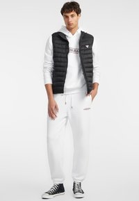 Guess Jeans AMERICAN TRADITION JOGGER - Treningo apatinė dalis - weiß
