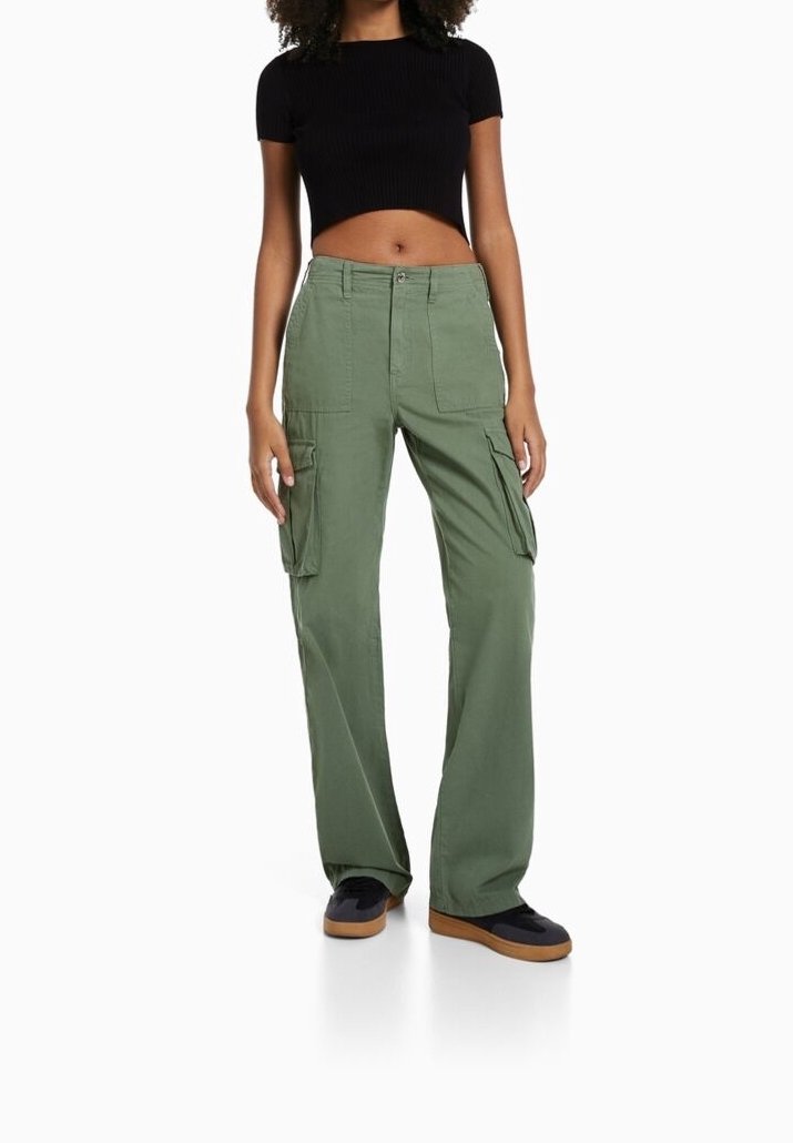 Bershka Pantalones cargo khaki/caqui (Segunda mano)