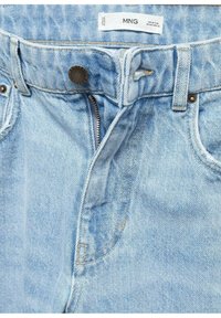 Vaqueros de mezclilla azul claro con cierre de cremallera y botón, con un leve desvanecimiento y un diseño clásico de cinco bolsillos.