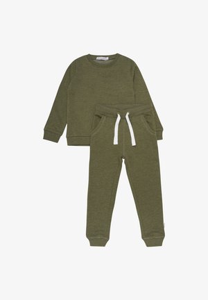 Olivegrüner Sweatshirt und passende Jogginghose. Das Sweatshirt hat lange Ärmel und einen Rundhalsausschnitt; die Jogginghose verfügt über einen elastischen Bund mit Kordelzug und seitliche Taschen.