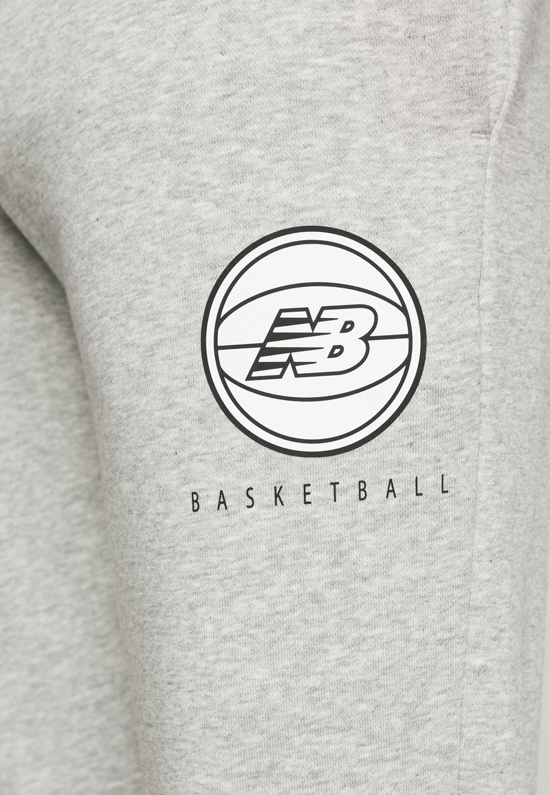 Herren Trainingsanzüge | New Balance HOOPS ESSENTIAL PANT Jogginghose grey/grau - RP15920 Herren Trainingsanzüge | New Balance HOOPS ESSENTIAL PANT Jogginghose grey/grau - RP15920