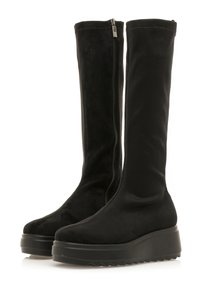Bottes noires montantes en daim lisse et doux avec une semelle épaisse et une fermeture éclair sur le côté pour un enfilage facile. La semelle extérieure texturée et plate offre une bonne adhérence.