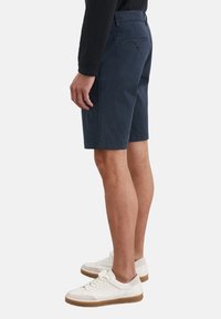 Marineblauwe shorts van een katoenmix, met een vlakke voorkant, zijzakken en een enkele achterzak met knoopsluiting.