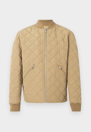 Πουπουλένιο μπουφάν bomber σε ανοιχτό μπεζ, με ριμπ γιακά και μανσέτες, εμπρόσθιο φερμουάρ και πλάγιες τσέπες με μεταλλικά φερμουάρ.