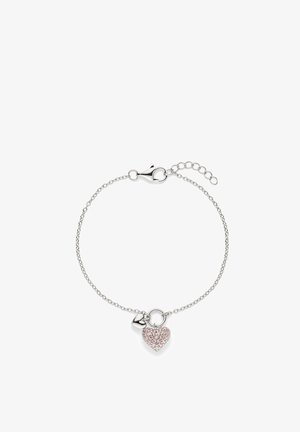 Silbernes Gliederarmband mit Karabinerverschluss und zwei herzförmigen Anhängern, einer davon mit kleinen pinkfarbenen Steinen besetzt.