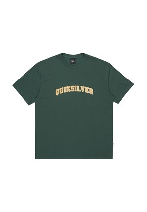 Zöld pamut póló rövid ujjakkal, ívelt sárga "Quiksilver" logóval a mellkasán. Lapos szegély és kerek nyakú dizájn.