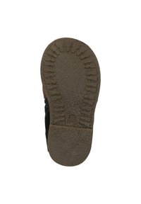 Suela de zapato negra con una superficie de goma texturizada y banda de rodadura con patrón. Presenta un logotipo circular y el número "20" grabado en el talón.