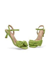 Tacones slingback de satén verde con una punta abierta rectangular, adornados con un gran lazo en la parte delantera y un tacón delgado. Tira ajustable en el tobillo.