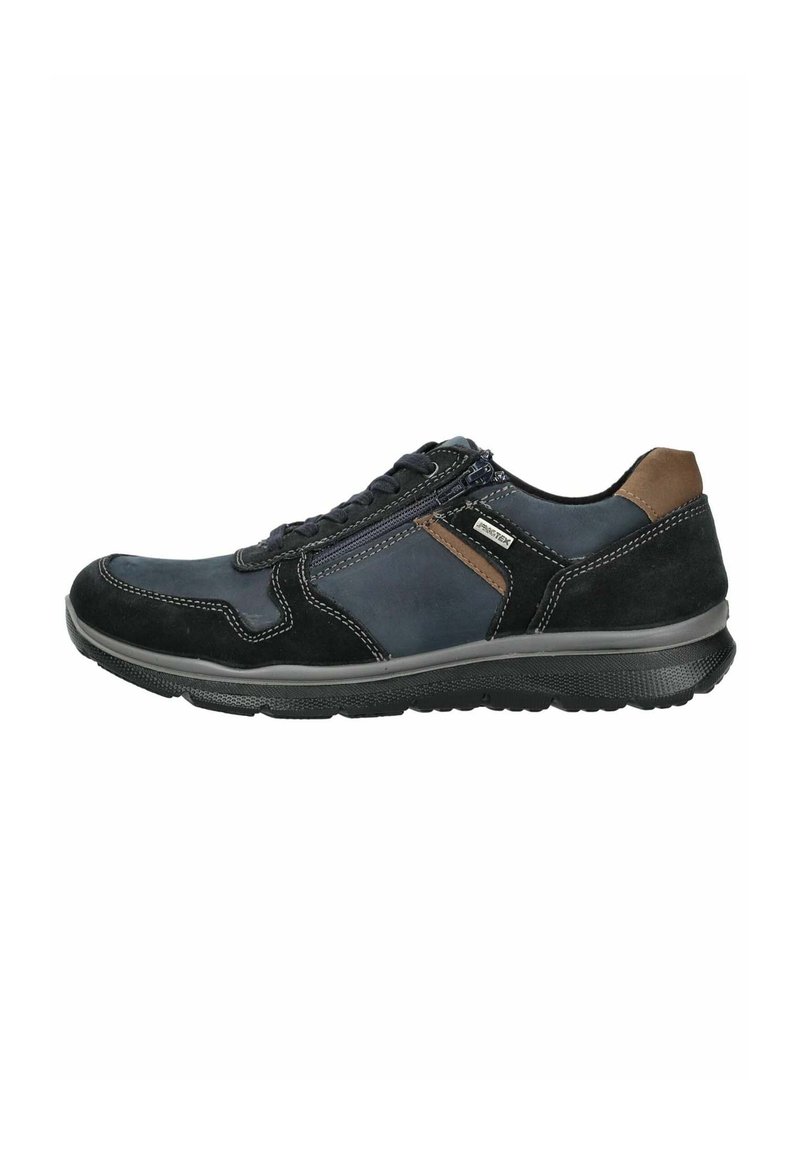 Mannen sneaker in marineblauw en zwart suede met bruine accenten, voorzien van een vetersluiting en een zijrits voor gemakkelijke toegang. Rubberen zool.