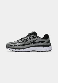 Scarpe da corsa Nike P-6000 da uomo in nero e argento, con pannelli in rete, sovrapposizioni riflettenti, lacci e suola bianca imbottita, mostrate di lato.