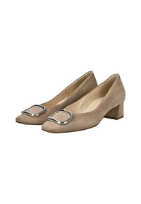 Tacchi in suede beige con una fibbia quadrata argentata sulla punta, dotati di un tacco basso a blocco e un design a punta.