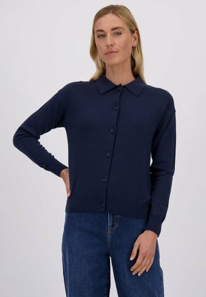 Marineblauwe cardigan met een knoopsluiting aan de voorkant, kraag en lange mouwen. Gemaakt van zacht materiaal, met ribgebreide boorden en zoom.