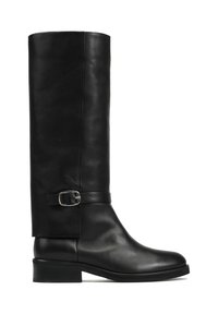 Czarna skórzana botka sięgająca do kolan, charakteryzująca się gładką teksturą, cylindrycznym kształtem, akcentem w postaci klamry na kostce oraz niskim, solidnym obcasem.