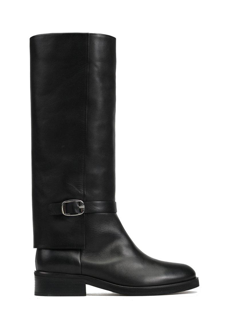 Czarna skórzana botka sięgająca do kolan, charakteryzująca się gładką teksturą, cylindrycznym kształtem, akcentem w postaci klamry na kostce oraz niskim, solidnym obcasem.