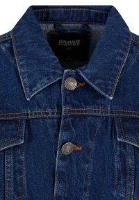 Gros plan sur le col d'une veste en denim bleu foncé avec surpiqûres orange et deux boutons métalliques estampillés Urban Classics.