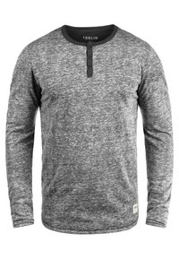 Graues Langarmshirt aus strukturiertem Stoff, mit einem Henley-Ausschnitt und drei Knöpfen sowie einem kleinen Logo am Saum.