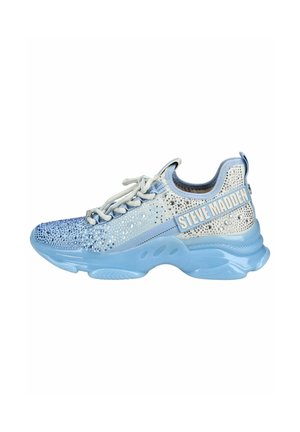 Scarpa sportiva Steve Madden azzurro chiaro con decorazioni di strass, suola spessa, chiusura con lacci e cinturino con marchio sul lato.