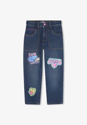 Mørkeblå børnejegings med forlommer, pink knap og farverige patches med teksten "BAD DREAM," "STARS" og hjerter på benene.