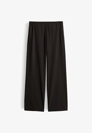Schwarze weit geschnittene Hose mit elastischem Bund und Seitentaschen, flach auf weißem Hintergrund liegend dargestellt.