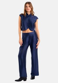 THE-ARE CON DETALLE DE CINTURA ANCHA - Pantalon classique - blue