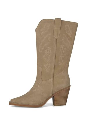 Cizmă cowboy din piele întoarsă de culoare tan, până la jumătatea gambei, cu vârf ascuțit, cusături decorative, buclă pentru tragere și toc bloc din lemn stivuit.