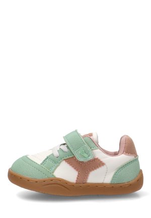 Zapatilla infantil en crema, verde menta y rosa con suela marrón, con cierre de velcro y diseño con cordones.