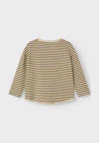 Maglietta a maniche lunghe a righe con un motivo beige e marrone. Presenta un orlo arrotondato e un materiale morbido, adatta per abbigliamento casual.