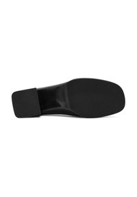 Semelle de chaussure noire à talon haut avec une surface lisse, dotée d'un talon rectangulaire et d'une texture striée pour plus d'adhérence.