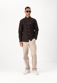 Lyle & Scott PLAIN OXFORD - Shirt - sediment