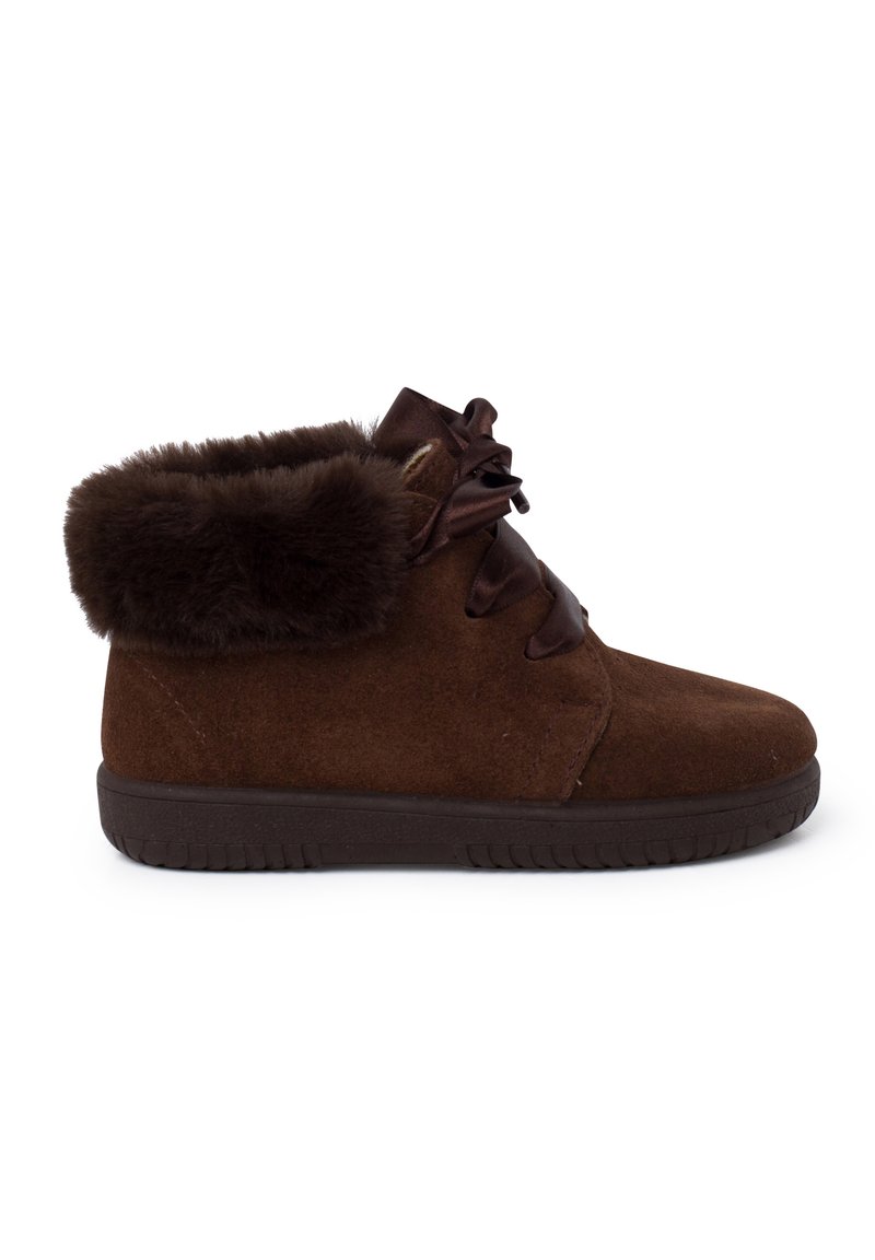 Stivaletti alla caviglia in suede marrone con una morbida foderatura in pelliccia, chiusura con lacci in raso e una suola in gomma spessa per comfort e grip.
