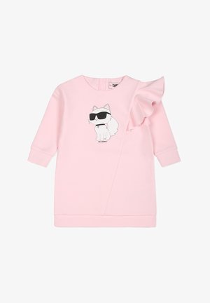 Vestido de manga larga color rosa claro con volantes en un hombro y una imagen impresa en el frente de un gato blanco con gafas de sol negras.