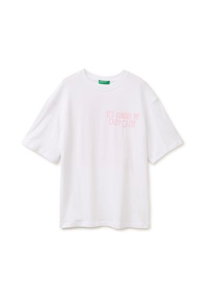 Biały T-shirt z krótkim rękawem z różowym napisem po lewej stronie piersi "IT'S GONNA BE CRAY CRAY" oraz zieloną metką przy dekolcie.
