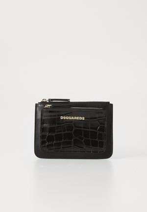 Svart lærveske med glidelås, med krokodillemønster på frontlommen og gull DSQUARED2-logo på hvit bakgrunn.