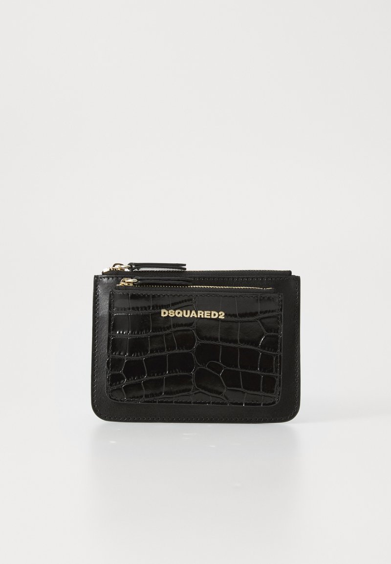 Portefeuille zippé en cuir noir avec poche avant en texture crocodile et logo doré DSQUARED2 sur un fond blanc.