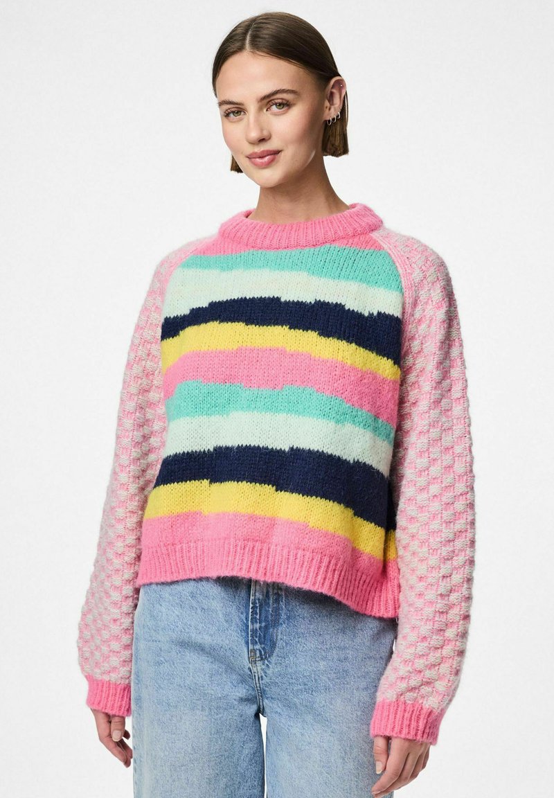 Maglione lavorato a maglia multicolore con un design a strisce rosa, blu, giallo e blu navy, con una manica rosa testurizzata e un orlo a coste.