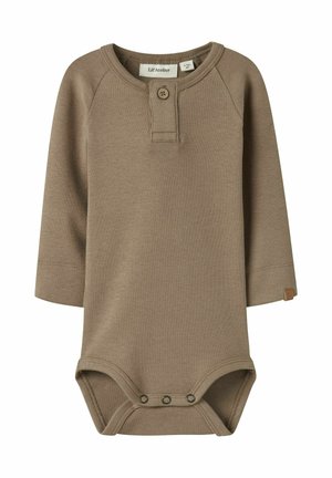 Brun långärmad babybodi med rund hals, enkel knappslå och tryckknappar i botten.