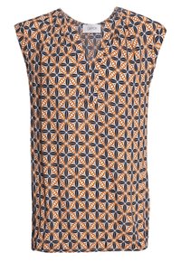 Tílko s krátkým rukávem s geometrickým vzorem v oranžové, černé a bílé barvě, s výstřihem do V a měkkou texturou látky.