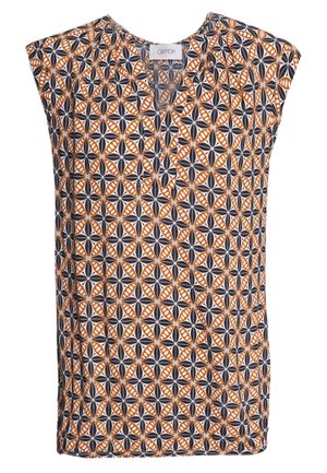 T-shirt met korte mouwen, voorzien van een geometrisch patroon in oranje, zwart en wit, met een V-halsontwerp en een zachte stoftextuur.