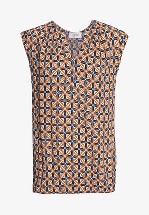 Lyhythihainen paita, jossa on geometrinen kuvio oranssina, mustana ja valkoisena, V-pääntie ja pehmeä kangas.