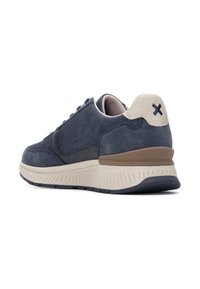 Sneaker blu navy caratterizzati da tessuti lisci e testurizzati, accenti beige e una suola grigia con scanalature e un logo discreto sul tallone.