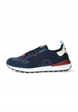 Sneaker blu navy con dettagli in suede e mesh, caratterizzato da dettagli rossi e blu, suola intermedia bianca e suola esterna nera testurizzata con un logo.