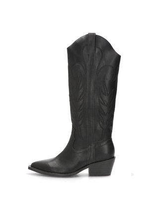 Bota de vaquero de cuero negro con punta afilada y un tacón de bloque de altura media. Presenta un intrincado detalle de costura a lo largo del eje.