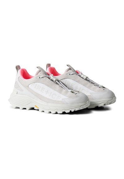 Paire de baskets blanches et grises avec doublure intérieure rose, semelles texturées et languettes à l'arrière et sur la languette, présentées sur fond blanc.