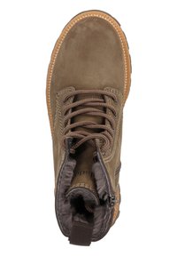 Brązowe zamszowe botki za kostkę z futerkiem w środku, brązowymi sznurówkami, gumową podeszwą oraz wyściółką dla komfortu. Dodatki obejmują haftowane detale.