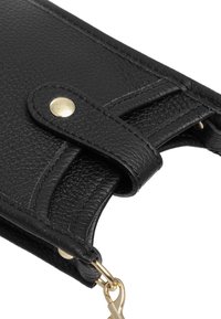 Funda de cuero texturizado negro con herrajes dorados, que presenta un cierre de botón a presión y un lazo de sujeción lateral para llaves o correas.
